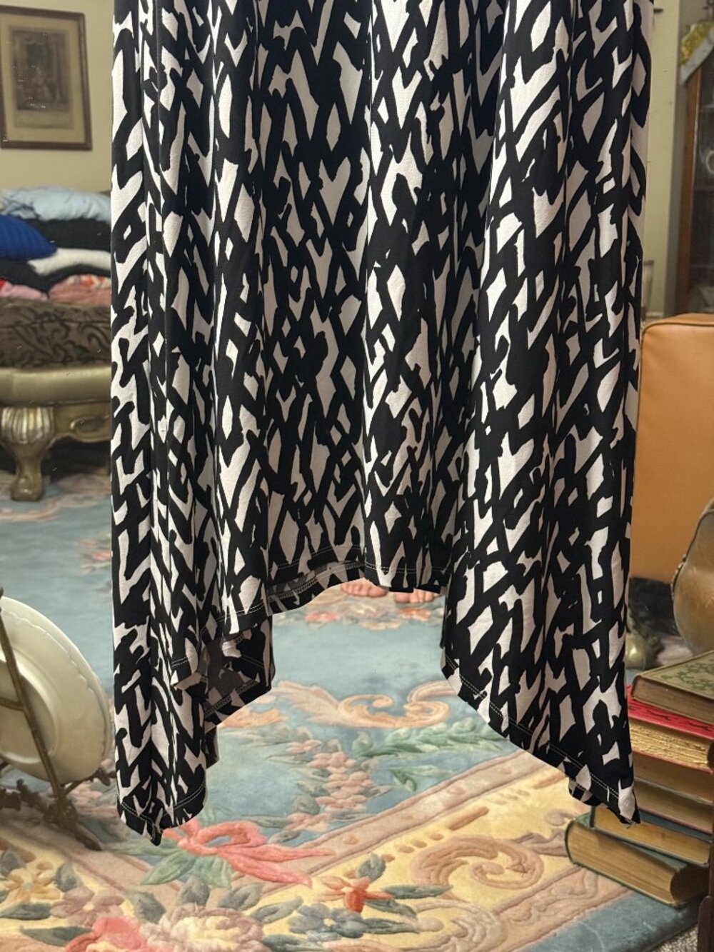 Black & White Abstract Print Sleeveless Asymmetrical Hem Modern Chic Midi Dress - Picture 3 of 9